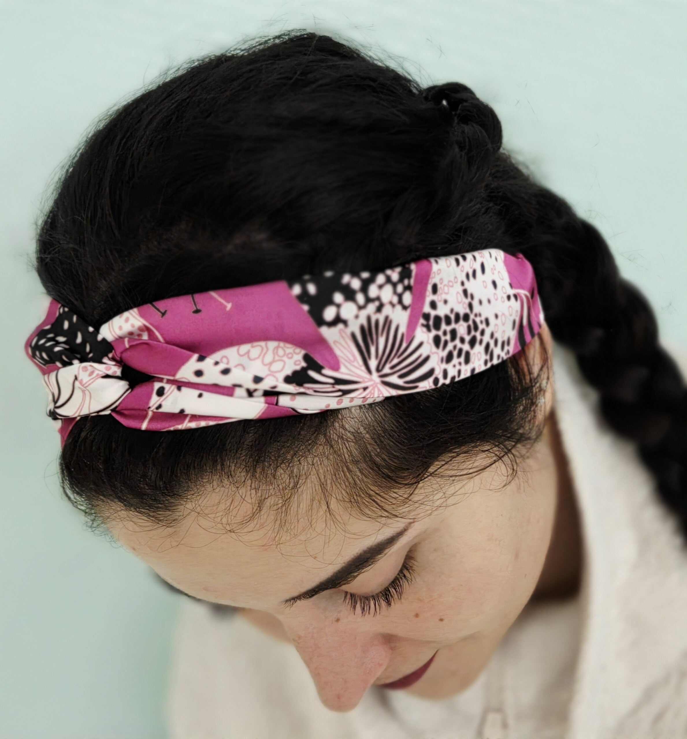 Bandeau twist en satin rose floral