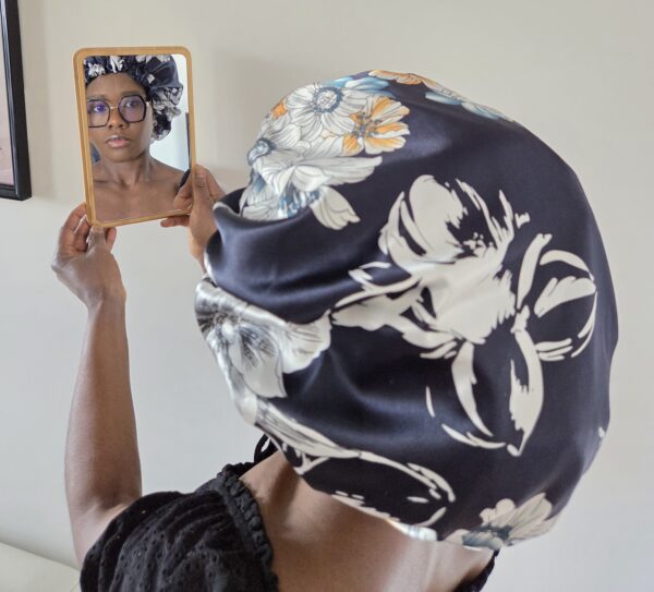 Bonnet de nuit en satin bleu marine – Image 2