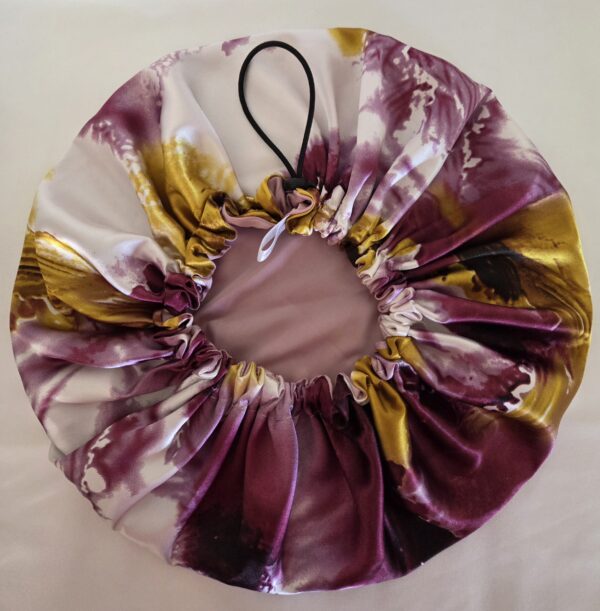 Bonnet de nuit en satin motif abstrait