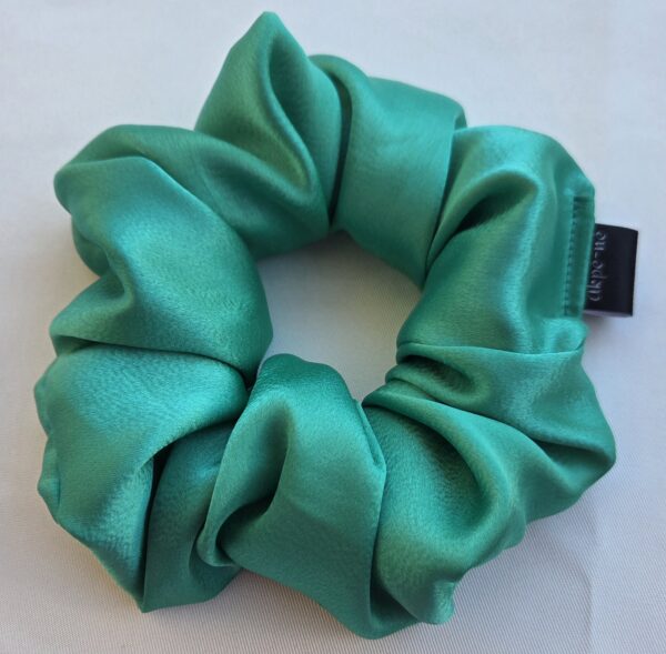 Chouchou en satin vert – Image 3