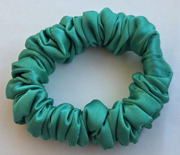 Chouchou en satin vert – Image 4