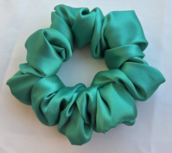 Chouchou en satin vert – Image 2