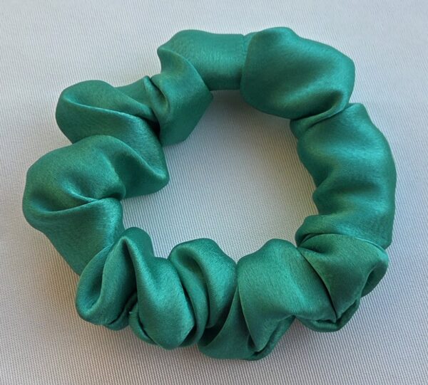 Chouchou en satin vert – Image 5