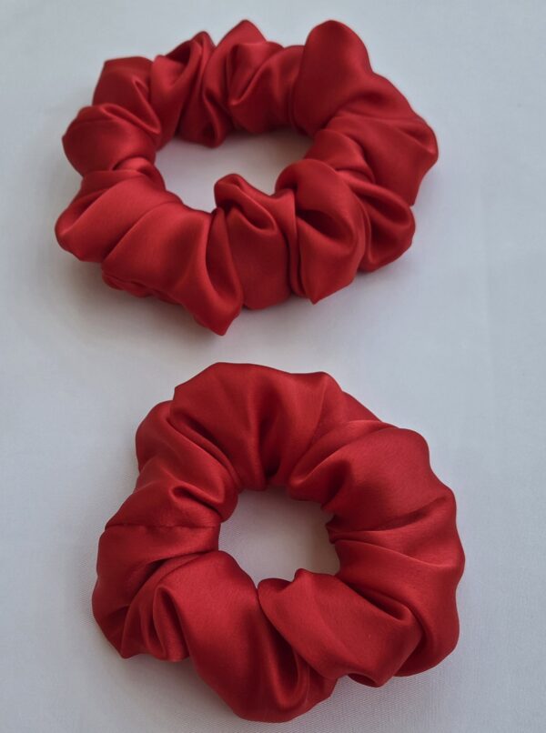 Chouchou en satin rouge – Image 3