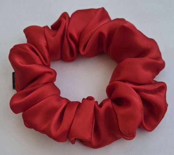 Chouchou en satin rouge – Image 2