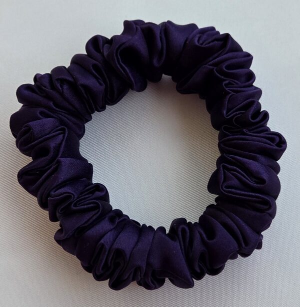 Chouchou en satin violet – Image 3