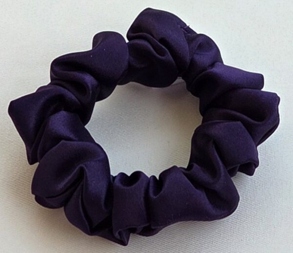 Chouchou en satin violet – Image 2
