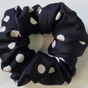 Chouchou en satin Noir à Pois Crème - L'élégance Rétro à Pois